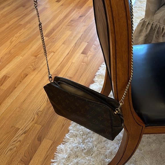 LOUIS VUTTON MEDIUM SIZE PURSE - Picture 3 of 9